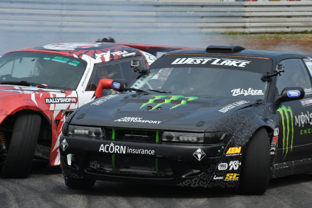 Driftere fra ind- og udlands kørte sidelæns på Padborg Park. Her er det polske Pawel Trela og britiske Steve Biagioni, som kører side om side
(Foto: Morten Alstrup)